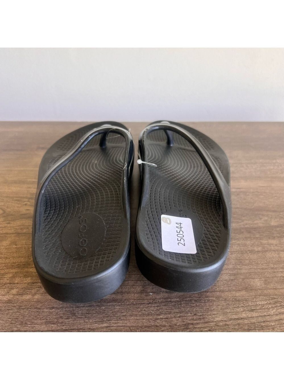 OOFOS Women's Black Thong Sandal with Glossy Straps - Picture 5 of 11